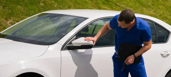 Trabajador Mantenimiento Traje Azul Sostiene Papel Escritura Mano Inspecciona Coche — Foto de Stock