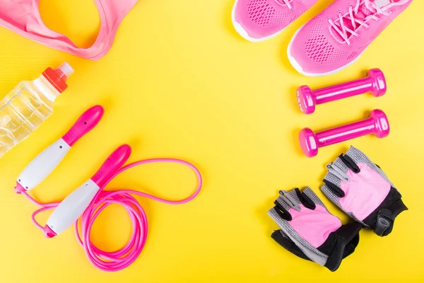 Cosas Color Rosa Para Los Deportes Sobre Fondo Amarillo Entrenamiento — Foto de Stock