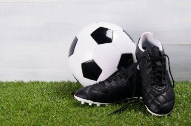 botlar, gri bir arka plan üzerinde çim futbol topu