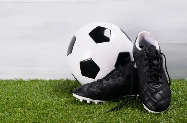 botlar, gri bir arka plan üzerinde çim futbol topu