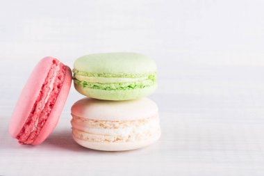 Farklı renkteki üç karaciğerleri birlikte hafif bir arka plan üzerinde yalan