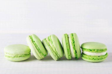 Naneli kurabiye yeşil rengin üst üste masa lambası üzerinde yalan