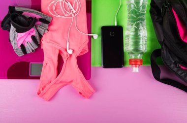 Spor aksesuarları ve pembe ve açık yeşil arka plan üzerinde öğeleri