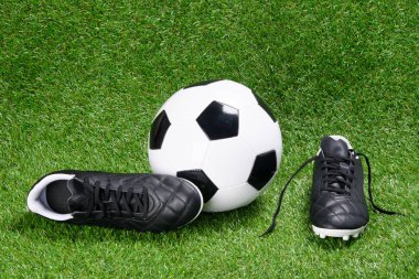 bot ve bir futbol topu çim arka planı