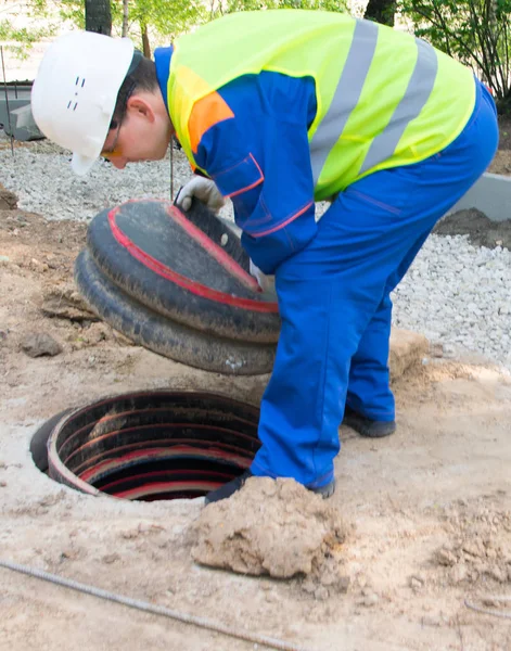 Arbetare Blå Uniform Och Gul Väst Öppnar Samlarskyddet För Elektrisk — Stockfoto