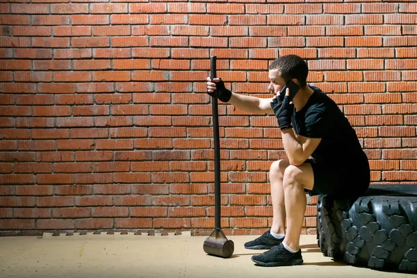 Чоловік Сидить Чорному Колесі Між Спортом Розмовляє Телефону Тримає Руці — стокове фото
