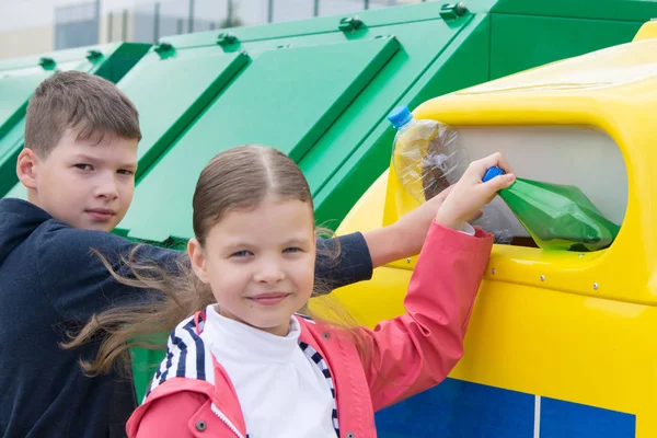 Dzieci Chłopiec Dziewczynka Wyrzucają Puste Plastikowe Butelki Pojemnika Śmieci — Zdjęcie stockowe