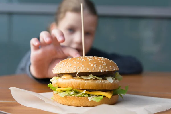 Hamburguesa Mesa Fondo Una Chica Acerca Tomar Sándwich — Foto de Stock