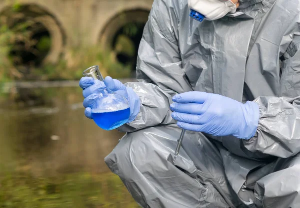 Wetenschapper Een Beschermend Pak Verzamelt Een Monster Van Water Een — Stockfoto