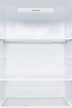 Rafları olan beyaz buzdolabını aç, iç görünümü olan, yakın plan.