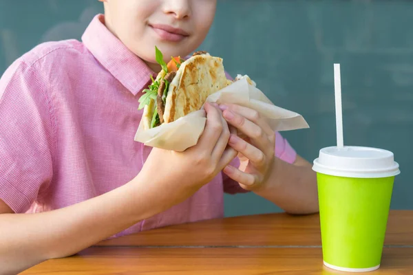 Chlapec Jíst Sendvič Zatímco Sedí Stolu Fast Food Restauraci Pití — Stock fotografie