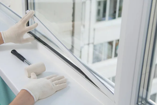 Handen Van Werknemer Installeer Een Dubbel Glas Raam Het Kunststof — Stockfoto