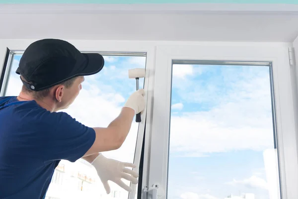 Craftsmen Protective Gloves Fixes Double Glazed Window Plastic Baseboard Hammering — Stock Photo, Image