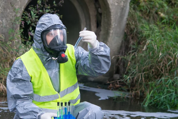 Specialist Een Grijs Beschermingspak Masker Vijver Neemt Een Monster Van — Stockfoto