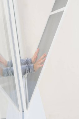 Childs 'ın elleri sivrisinek ağını kırdı ve açık bir yerden düştü. 