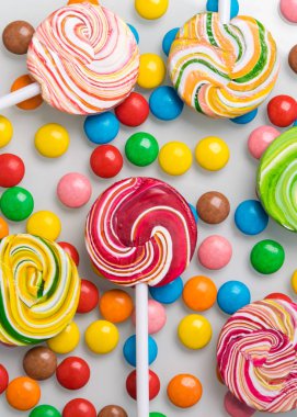 farklı tat ve renklerde karamel ve çikolata şekerlerinin arkaplanı