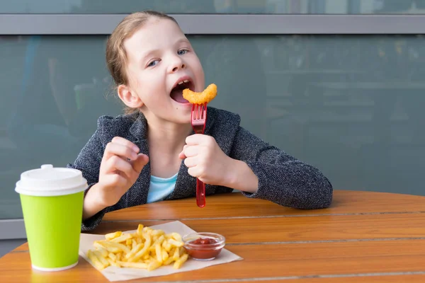 Mädchen Sitzt Tisch Und Isst Auf Einer Roten Gabel Garnelen — Stockfoto