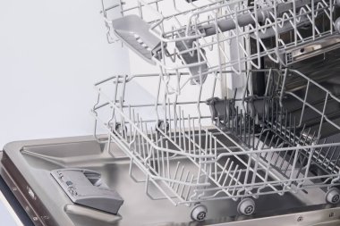 Bulaşık makinesinin kapısını aç ve kirli bulaşıklar için geniş ızgaralar aç.