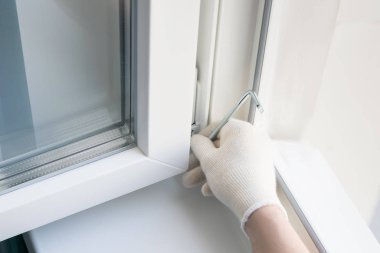 Usta plastik pencereyi ayarlar, kurulumdan sonra şikayet eder