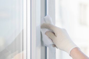 Ustanın elleri plastik pencerelere nasıl bakılacağını lastik bantları ovalayarak gösterir.