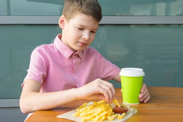 Ragazzo Che Pranza Tra Lezioni Scuola Patatine Fritte Con Ketchup — Foto Stock