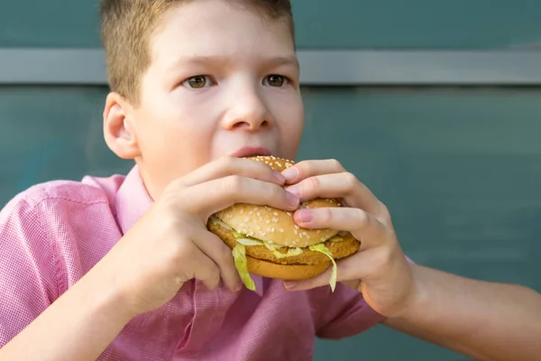 Las Manos Los Chicos Están Sosteniendo Sándwich Carne Grande Antes — Foto de Stock