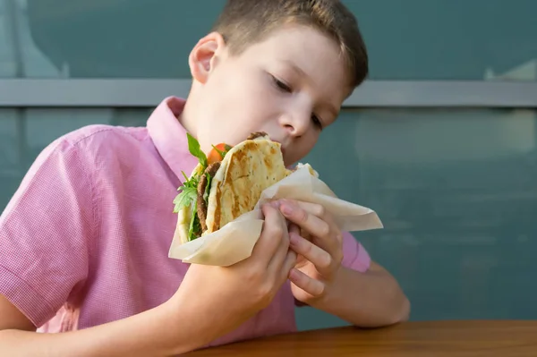 Menino Come Carne Com Verduras Pão Pita Vista Frontal — Fotografia de Stock