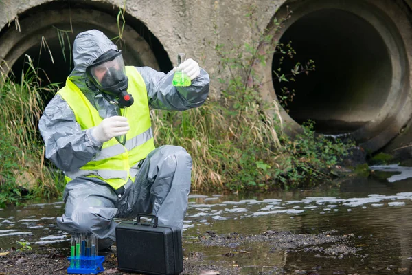 Een Wetenschapper Een Grijs Beschermend Pak Masker Een Vijver Met — Stockfoto