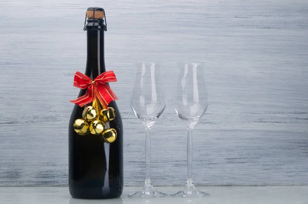 Szampan Napój Alkoholowy Czarnej Butelce Świąteczną Dekoracją Obok Dwóch Szklanek — Zdjęcie stockowe
