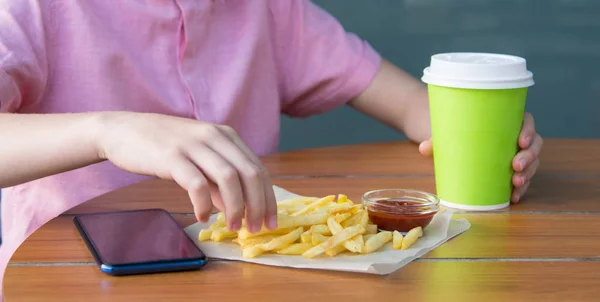 Bambino Siede Tavolo Bevendo Una Bevanda Bicchiere Usa Getta Mangiando — Foto Stock