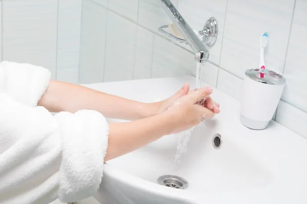 Eller Akan Suyun Altında Sabun Yıkar — Stok fotoğraf