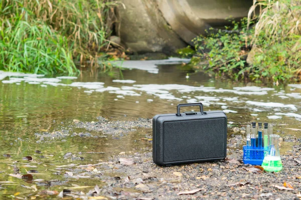 Una Maleta Para Estudio Móvil Del Nivel Contaminación Del Agua —  Fotos de Stock