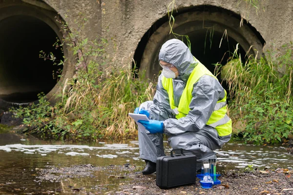 Werknemer Van Het Chemisch Laboratorium Speciale Kleding Schrijft Een Notitieboekje — Stockfoto