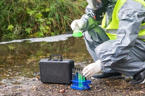 Een Werknemer Een Beschermend Pak Masker Controleert Waterverontreiniging Door Rivier — Stockfoto