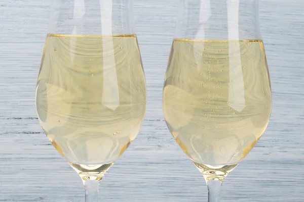 Twee Volle Glazen Met Mousserende Wijn Een Grijze Achtergrond Close — Stockfoto