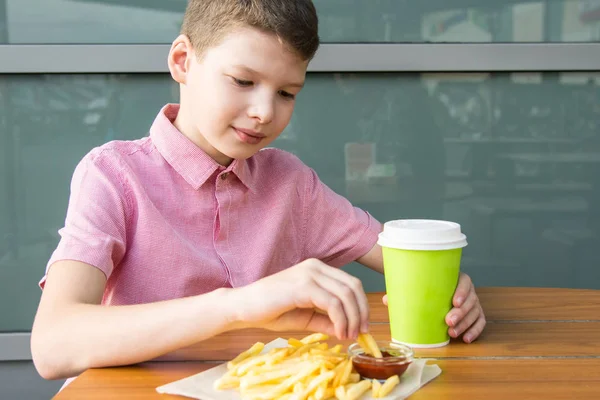 Niño Sentado Mesa Comiendo Papas Fritas Con Salsa Bebida — Foto de Stock