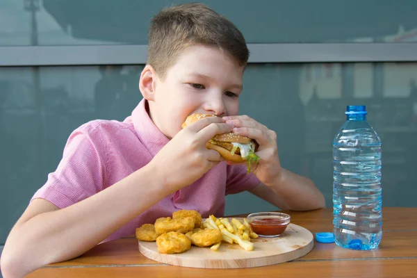 Niño Sentado Una Mesa Comiendo Comida Rápida Agua Potable Primer — Foto de Stock