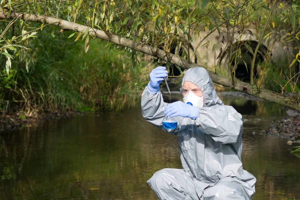 Επιστήμονας Προστατευτική Στολή Και Μάσκα Συλλέγει Δείγμα Νερού Φιάλη Κυανό — Φωτογραφία Αρχείου