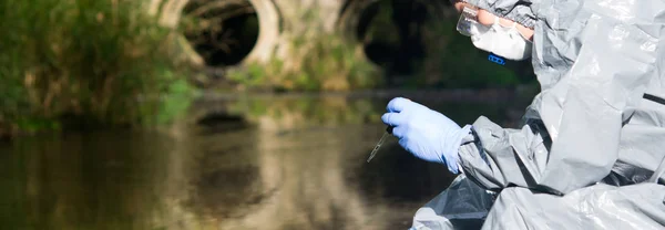 Wetenschapper Een Beschermend Pak Masker Verzamelt Water Uit Rivier Een — Stockfoto