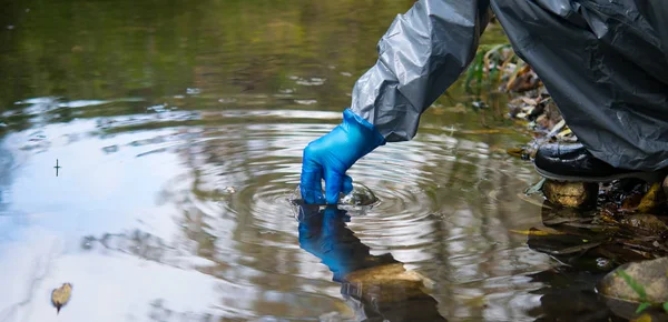 Científico Mano Traje Protección Guantes Recoge Agua Tubo Vidrio Para —  Fotos de Stock