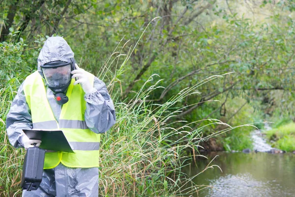 Een Specialist Een Beschermend Pak Masker Met Een Koffer Een — Stockfoto