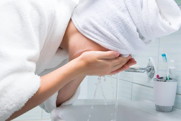Kafasında Beyaz Bir Havlu Sabahlık Olan Bir Kız Banyoda Temizlik — Stok fotoğraf