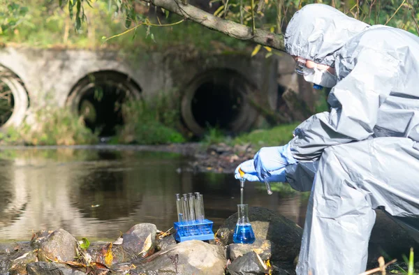 Wetenschapper Een Beschermend Pak Masker Verzamelt Water Uit Rivier Reageerbuizen — Stockfoto