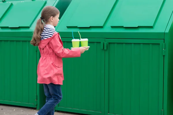 Girl Throws Paper Cups Green Trash Bin — 스톡 사진