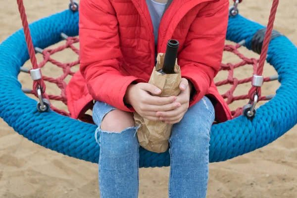 Tiener Een Schommel Drinkt Illegale Dranken Het Drinken Van Alcohol — Stockfoto