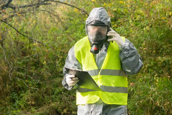 Laboratorní Asistent Ochranném Obleku Masce Tabletem Ruce Hlásí Telefonicky Výsledky — Stock fotografie