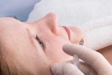 Yüze yapılan kozmetik işlemler: cilt yenilenmesi için çeneye yapılan enjeksiyon