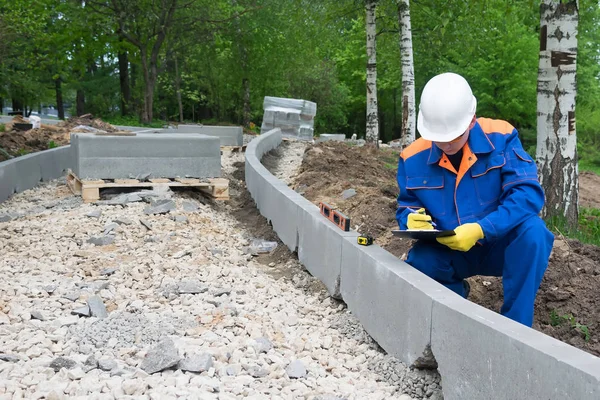 Trabajador Casco Lleva Registro Las Piedras Bardure Establecidas Comprobando Proyecto — Foto de Stock