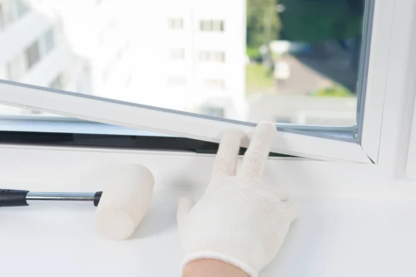 Trabajador Instalación Ventanas Inserta Vidrio Marco Sujeta Con Mazo Goma —  Fotos de Stock