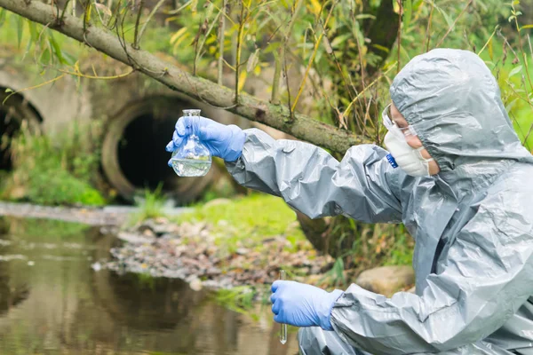 Milieubioloog Een Beschermend Pak Masker Onderzoekt Water Uit Rivier Virussen — Stockfoto